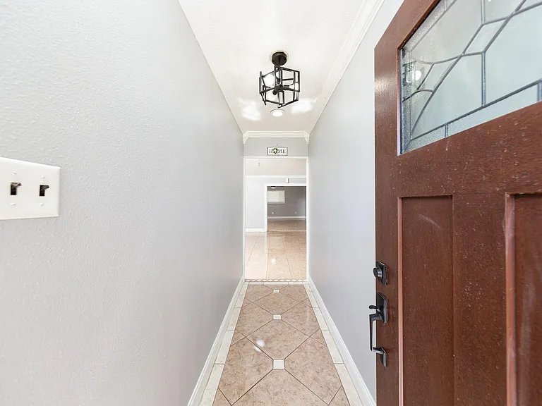 823 Parkhill St — Photo 5