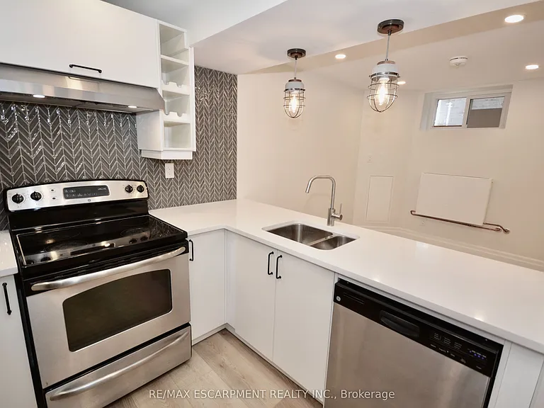 17 Inverness Ave W #LOWER — Photo 5