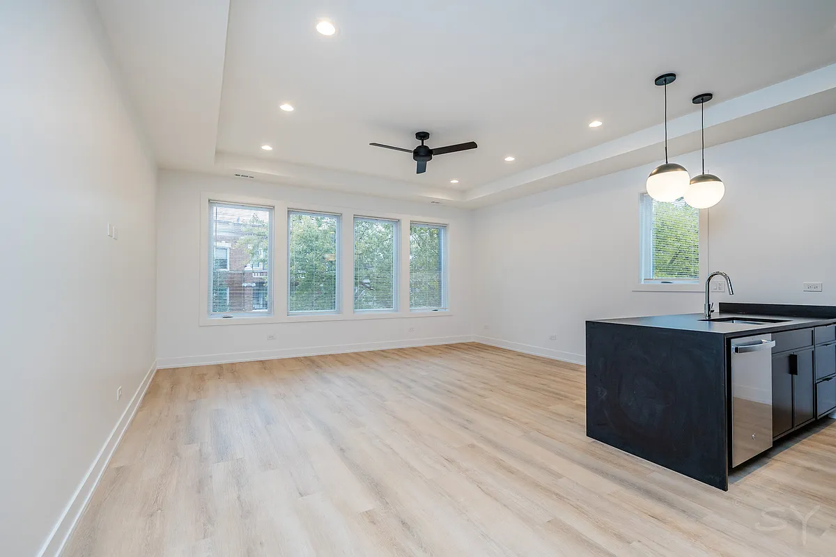 Building Photo - 6031 S Vernon Ave #1
