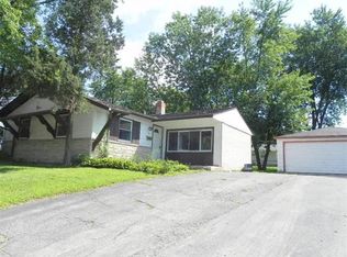 86 Golf View Ln, Carpentersville, IL 60110