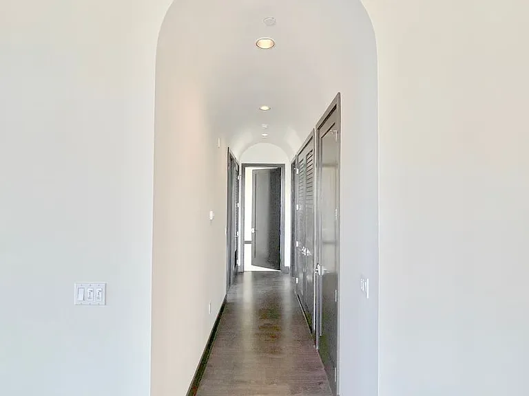 1110 Glenville Dr — Photo 7