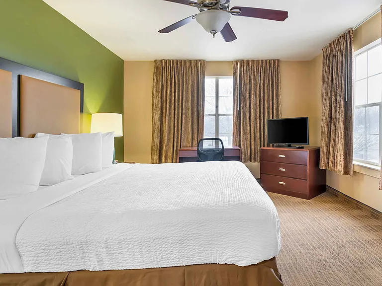 1 Bedroom Suite - 1 King Bed
