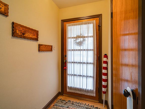 4th image of 109 Avenue E