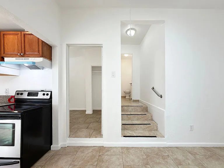 2657 E Monroe St — Photo 4