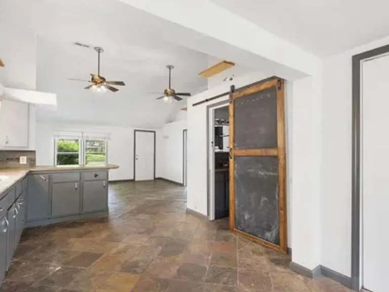 2822 W College St — Photo 9