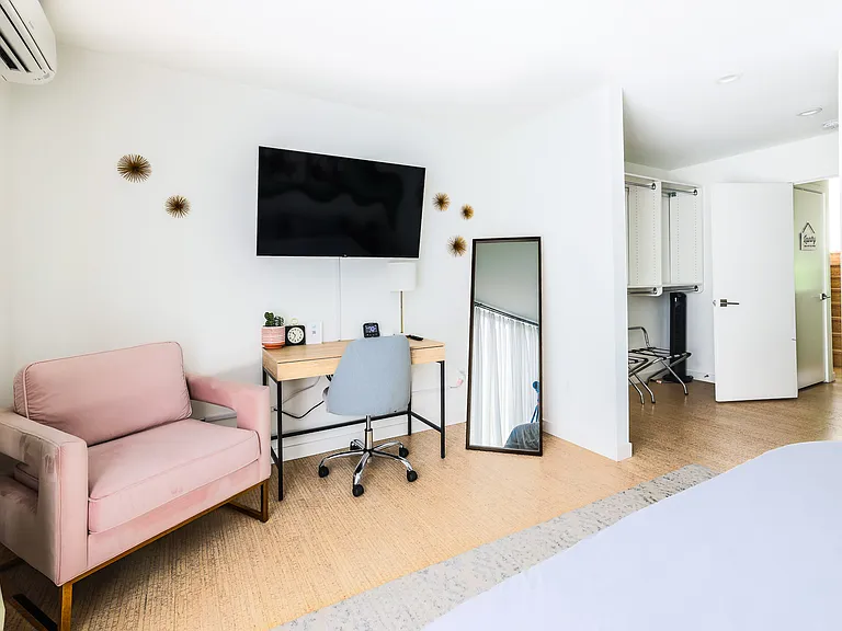 835 S Cloverdale St #B — Photo 8