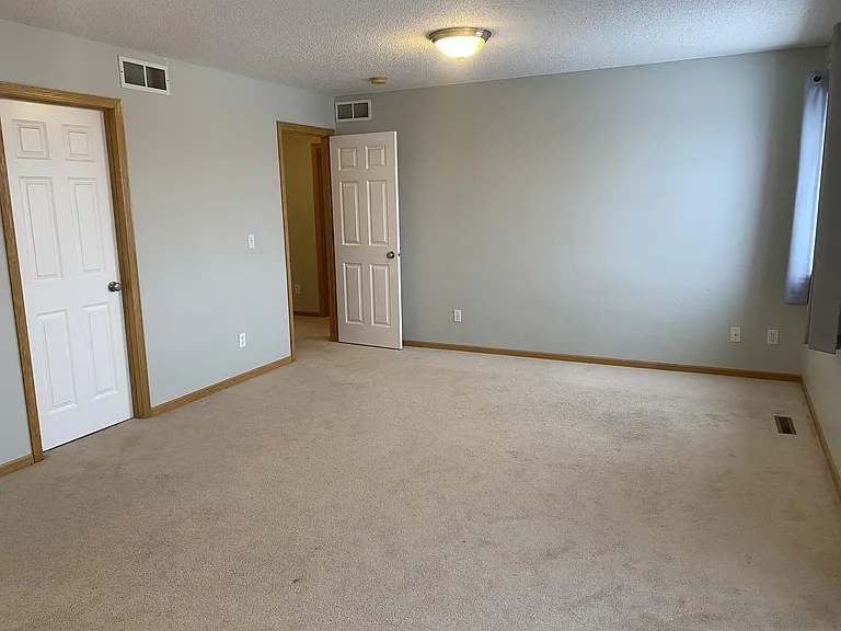 860 Independence Dr — Photo 6