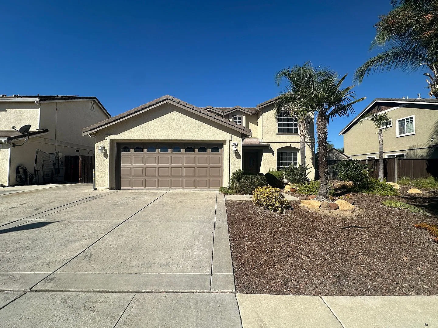 Beautiful 4 Bed, 2.5 Bath in Brentwood — Photo 1
