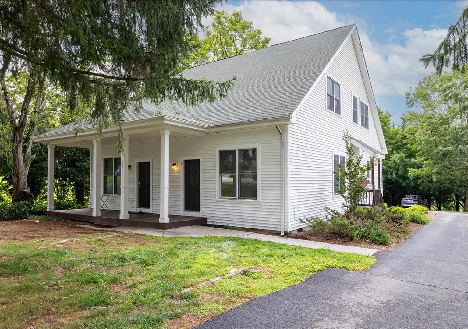 Spacious 3BR Townhome by the Bus Stop — Photo 2