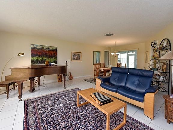 5th image of 469 Rubens Dr E