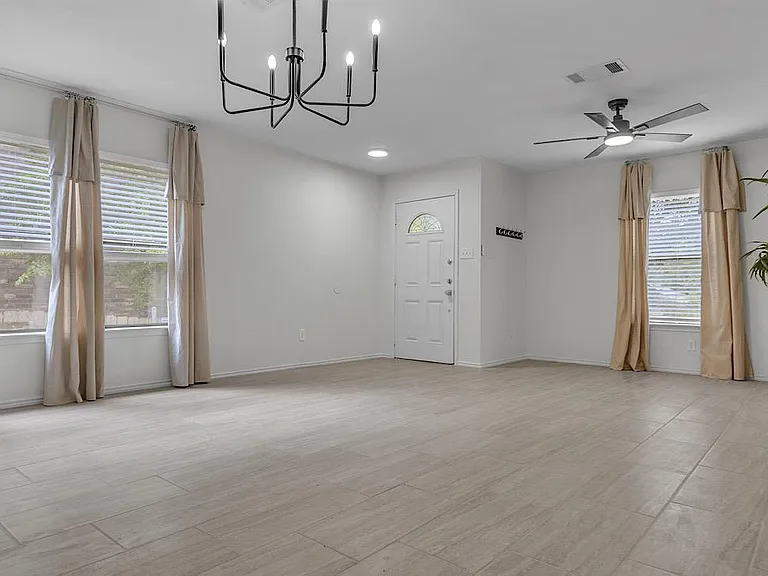 1413 Baffin Cv — Photo 6