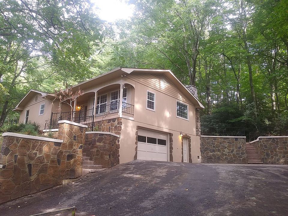 Veiw of driveway and parking