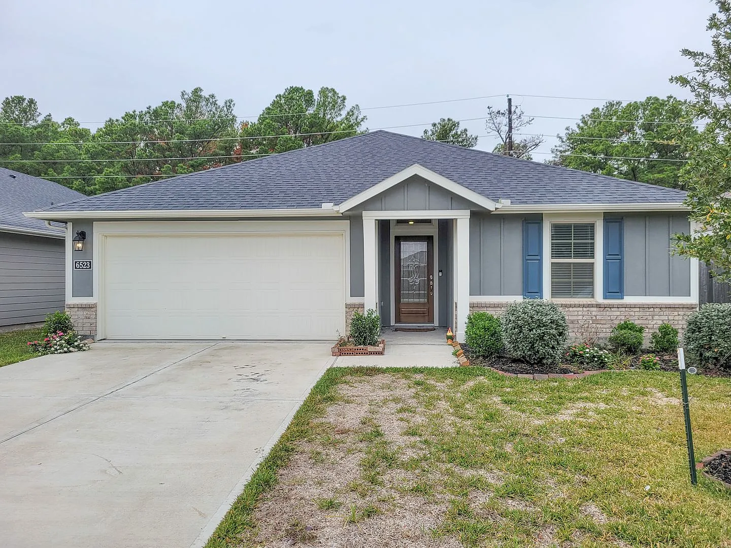 Beautiful 3 Bedroom 2 Bath Home With No Backyard Neighbors. Tall Trees As You Look From The Cover... — Photo 1