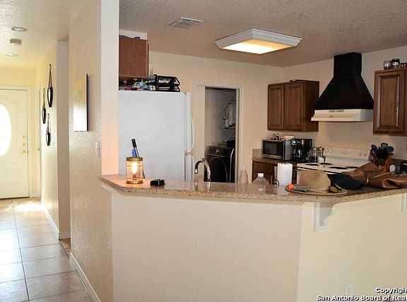 5th image of 928 Brown Rock Dr