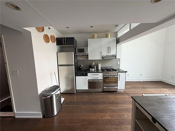 3rd image of 390 Lorimer St APT 2G