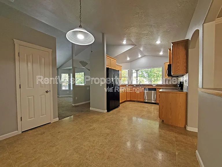 575 W Elias St — Photo 3