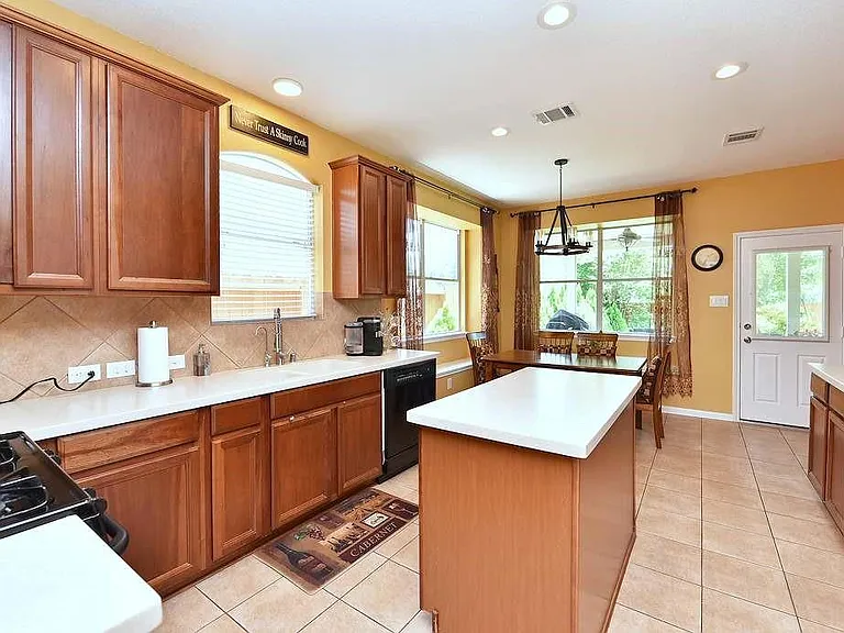 22121 Atwater Canyon Ln — Photo 7