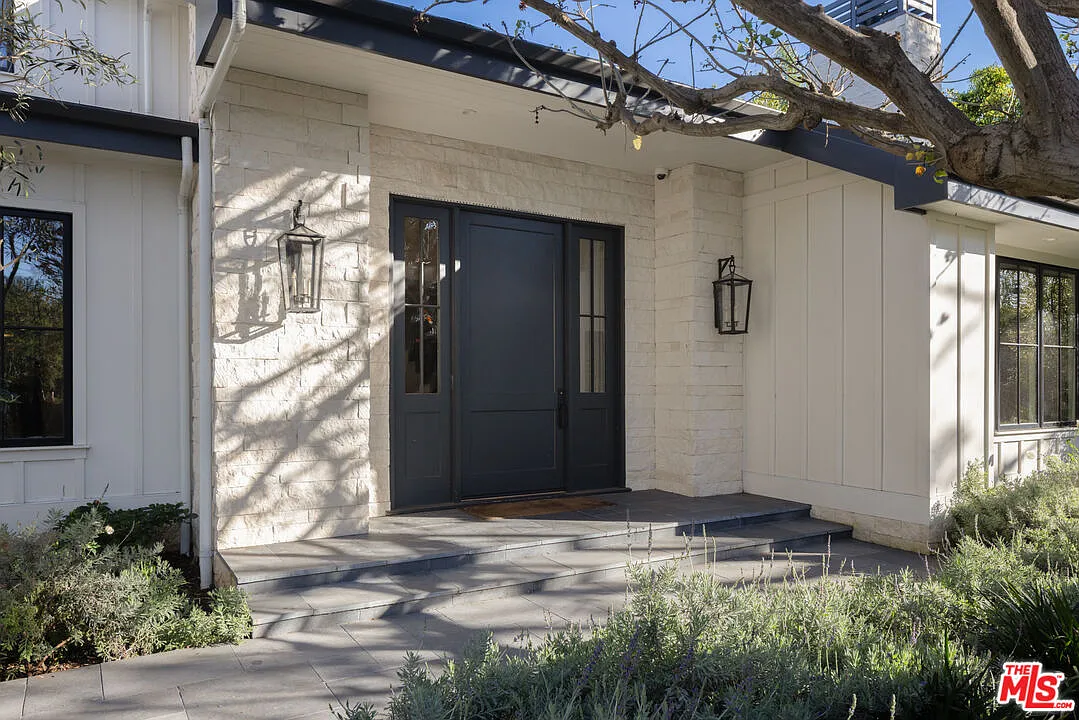 6 bed, 6.5 bath, 8210 sqft, $60,000 — Photo 2