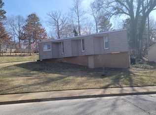 715 W 3rd St, Farmville, VA 23901