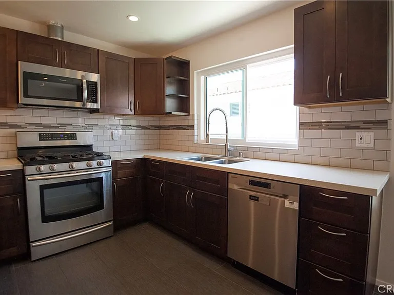 121-4 S Juanita Ave — Photo 11