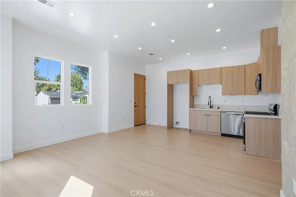 3 bed, 1200 sqft, $3,995 — Photo 3