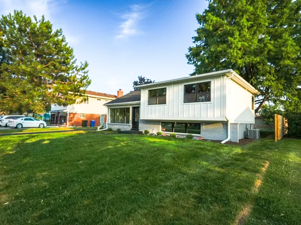 1707 W Martin Ln, Mount Prospect, IL 60056