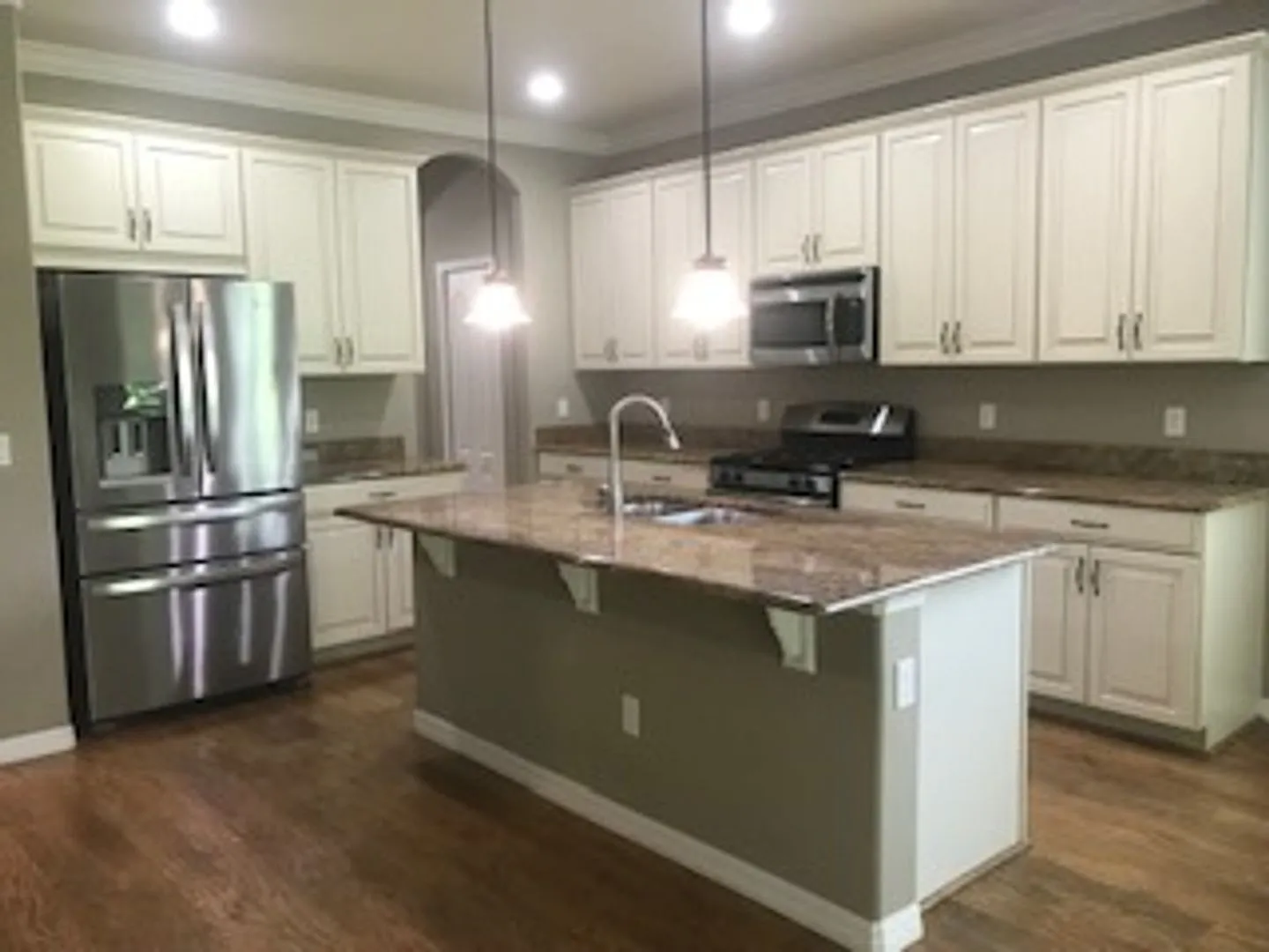 3 bed, 2.0 bath, 2278 sqft, $2,975 — Photo 2