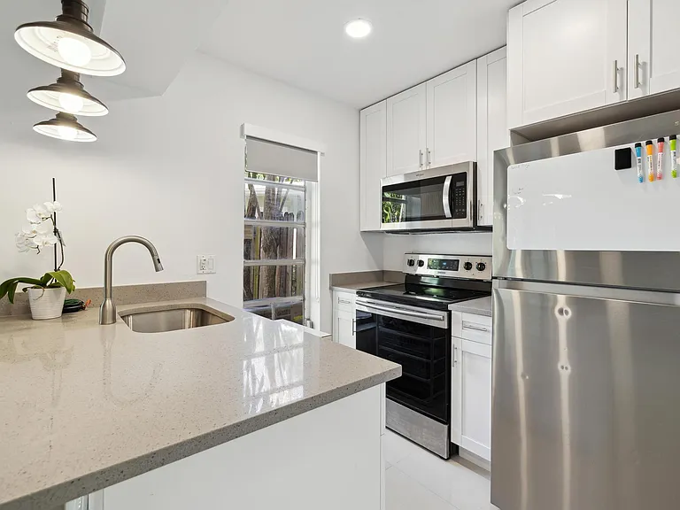 410 SE 13th St #2 — Photo 5
