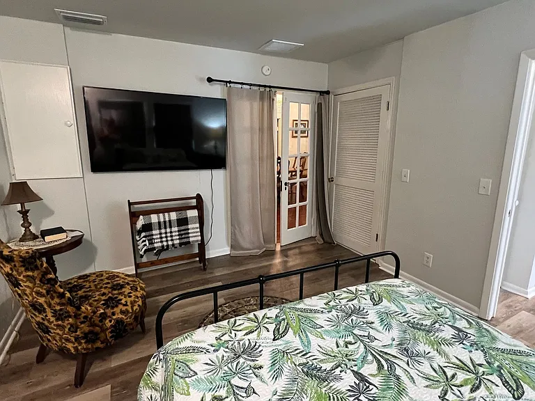 523 W Oak St — Photo 46