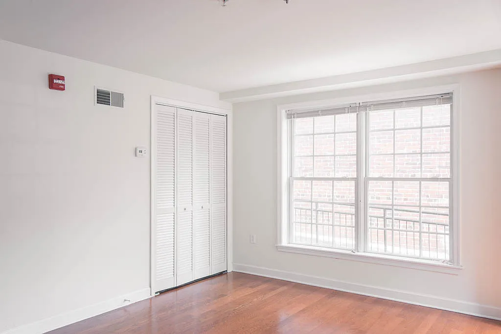 Spacious and bright condo — Photo 1