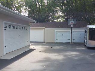 16043 W Des Plaines Dr, Libertyville, IL 60048