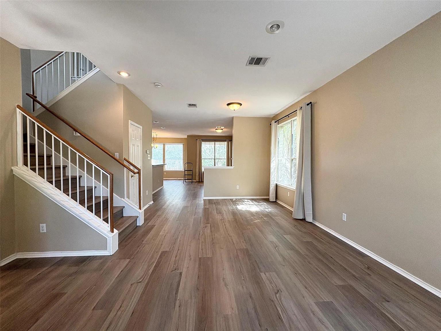 4 bed, 2.5 bath, 2137 sqft, $2,195 — Photo 2