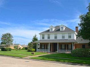 301 King Arthur Dr, Port Neches, TX 77651