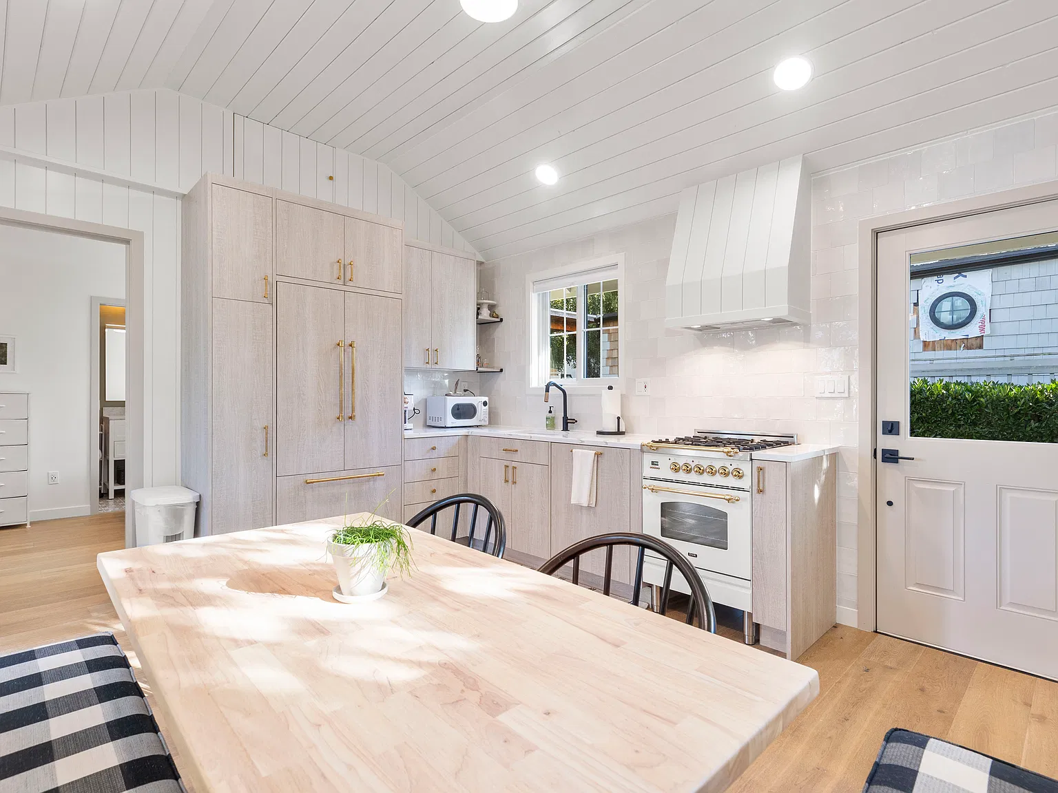 554 Seamont Ln — Photo 4