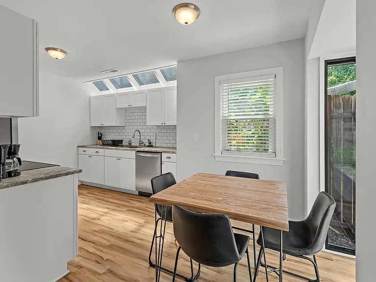 1112 Daffodil Ln — Photo 3