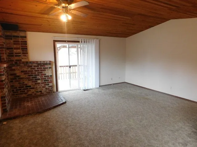 Building Photo - 2142 Maplewood Dr S