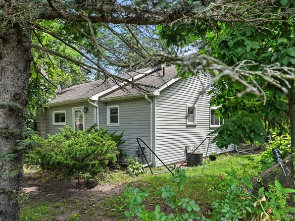 1209 Applewood Dr, White Lake, MI 48386