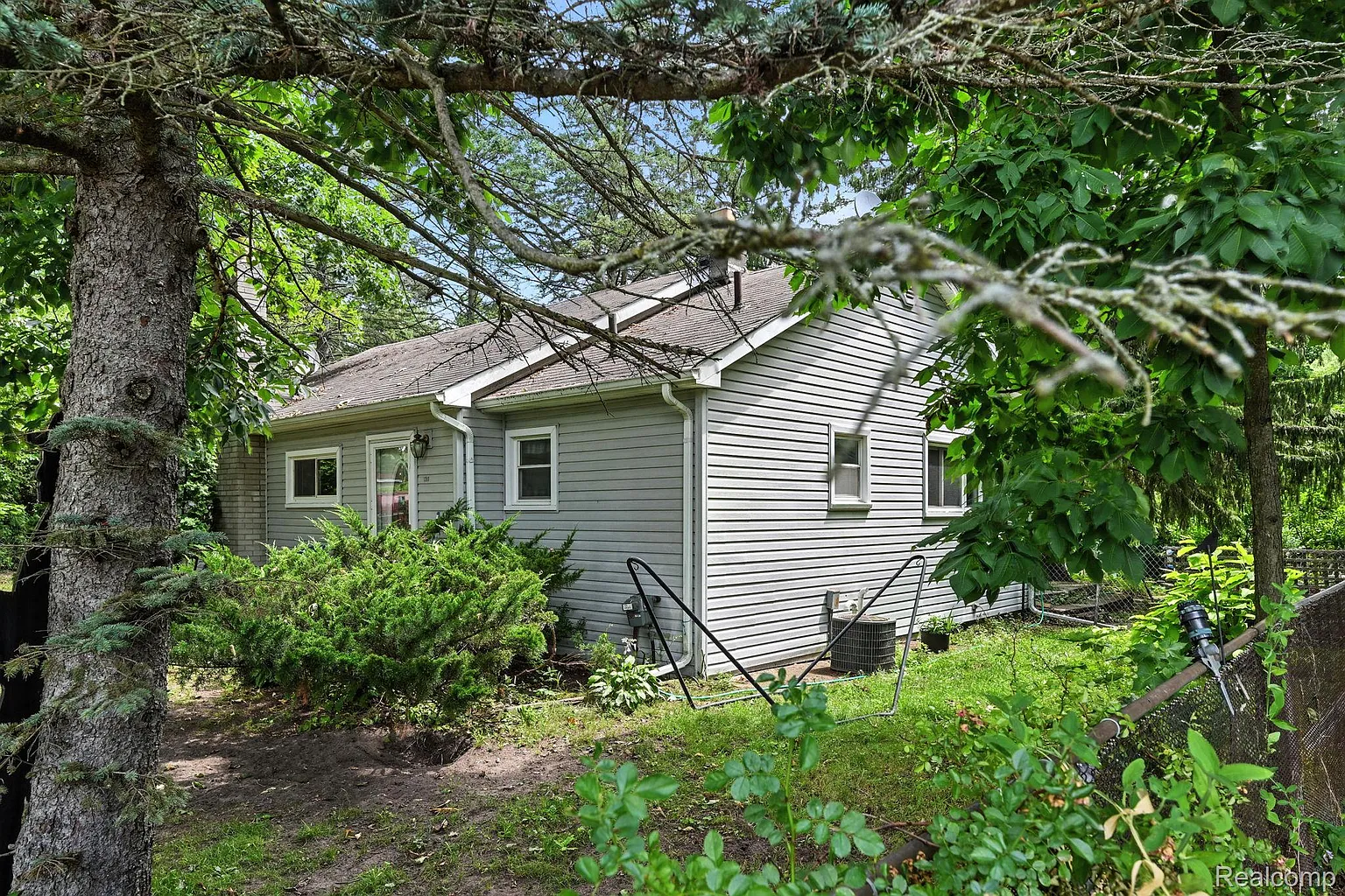 1209 Applewood Dr photo 1