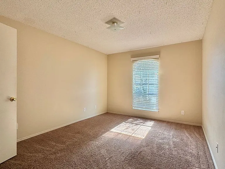 1205 Johnny Ln — Photo 4