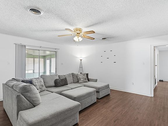 5th image of 2903 Crestwood Ln