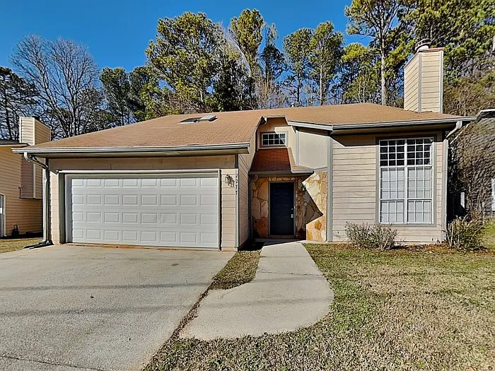 2277 Hampton Dr — Photo 1