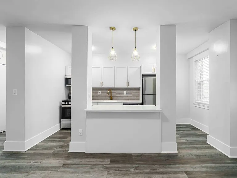 Living Area/Breakfast Bar