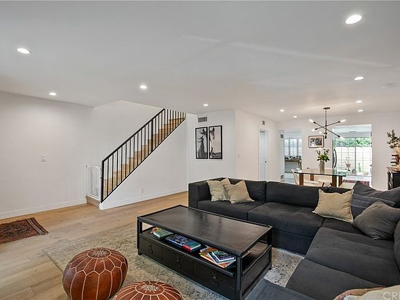 3rd image of 12941 Moorpark St APT 2