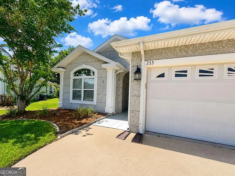233 Austin Ryan Dr — Photo 2