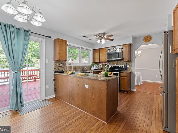 3rd image of 9 Darbywood Ct