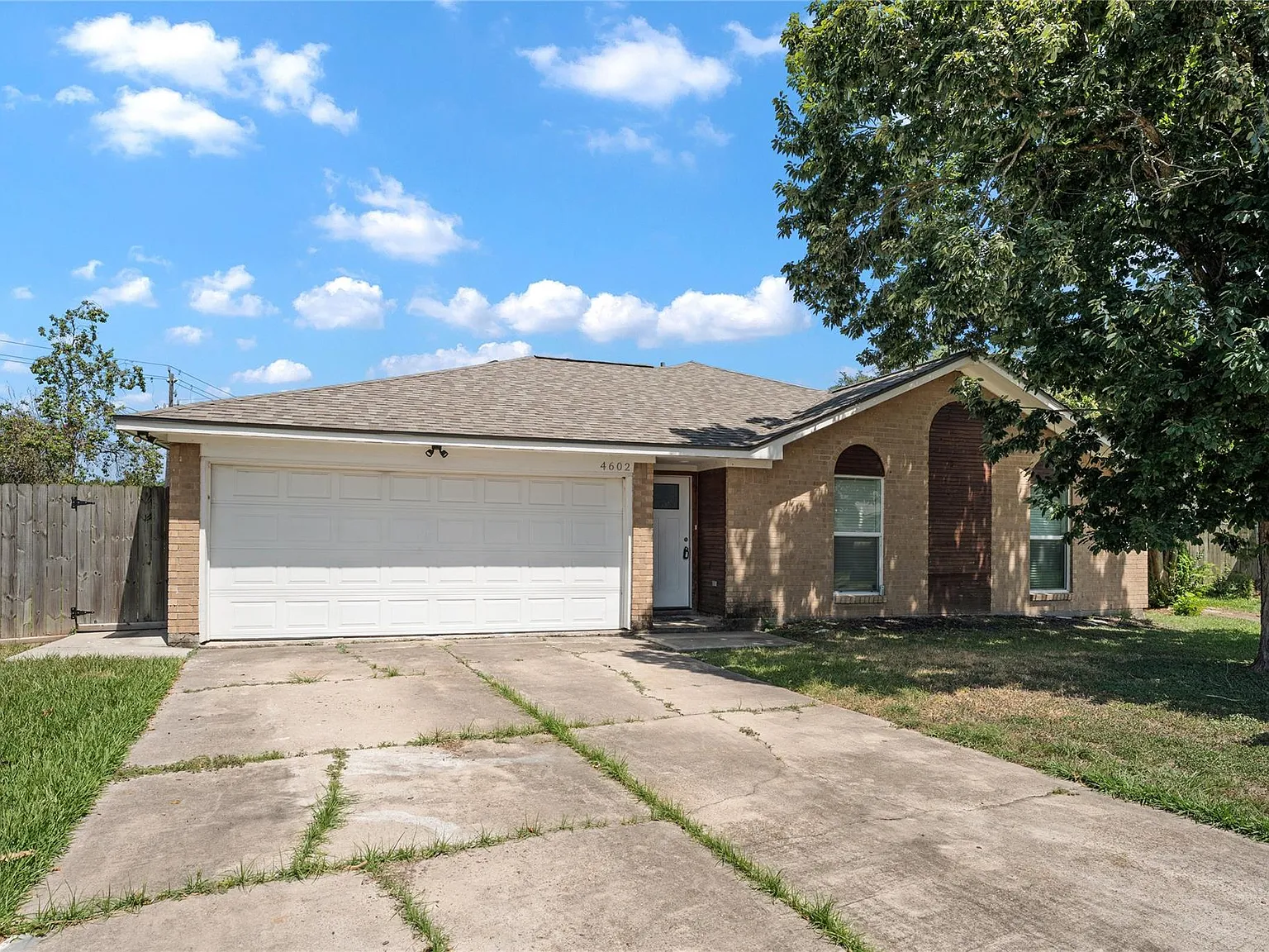 4 bed, 2.5 bath, 1839 sqft, $2,300 — Photo 4