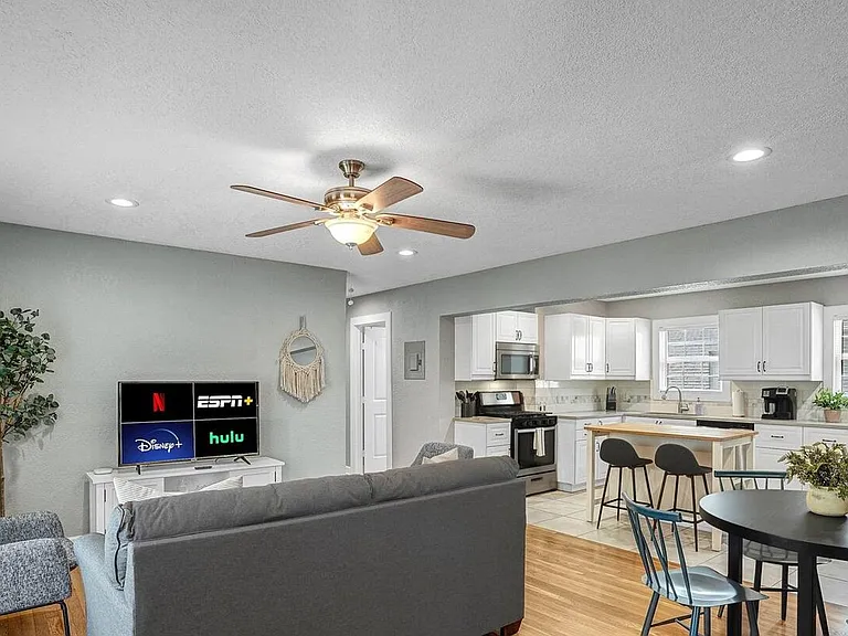 Charming 2-bedroom, 1-bathroom apartment! — Photo 5