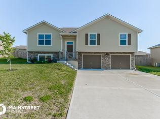 402 NE 192nd St, Smithville, MO 64089