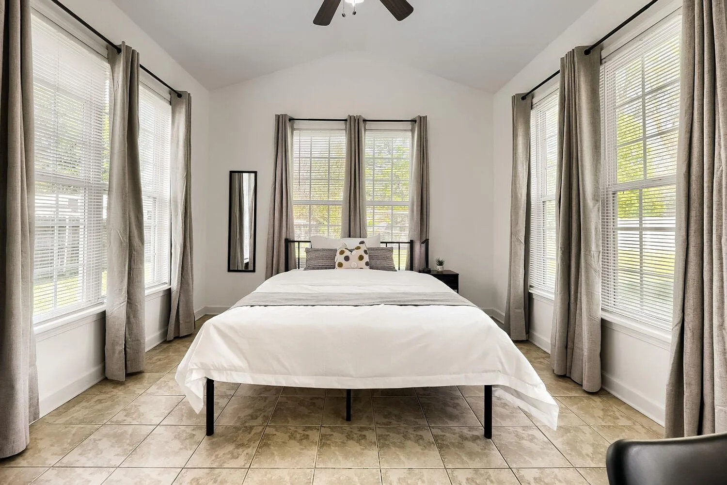 4 bed, 3.0 bath, 2479 sqft, $1,139 — Photo 1