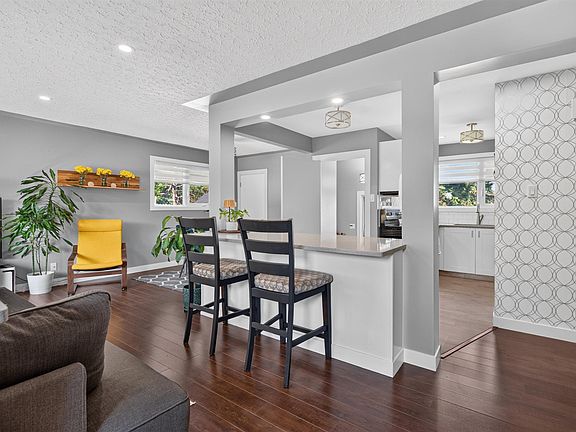 5th image of 12136 135a Ave NW